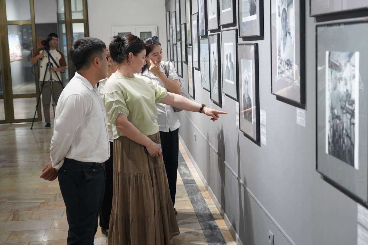 Katta kokrak va lablar bilan Blowjob video Yalangoch azo